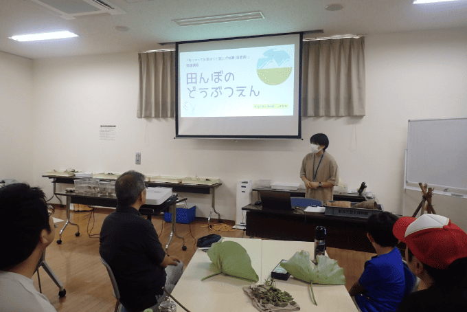 舟にのって水草刈りと泥上げ体験