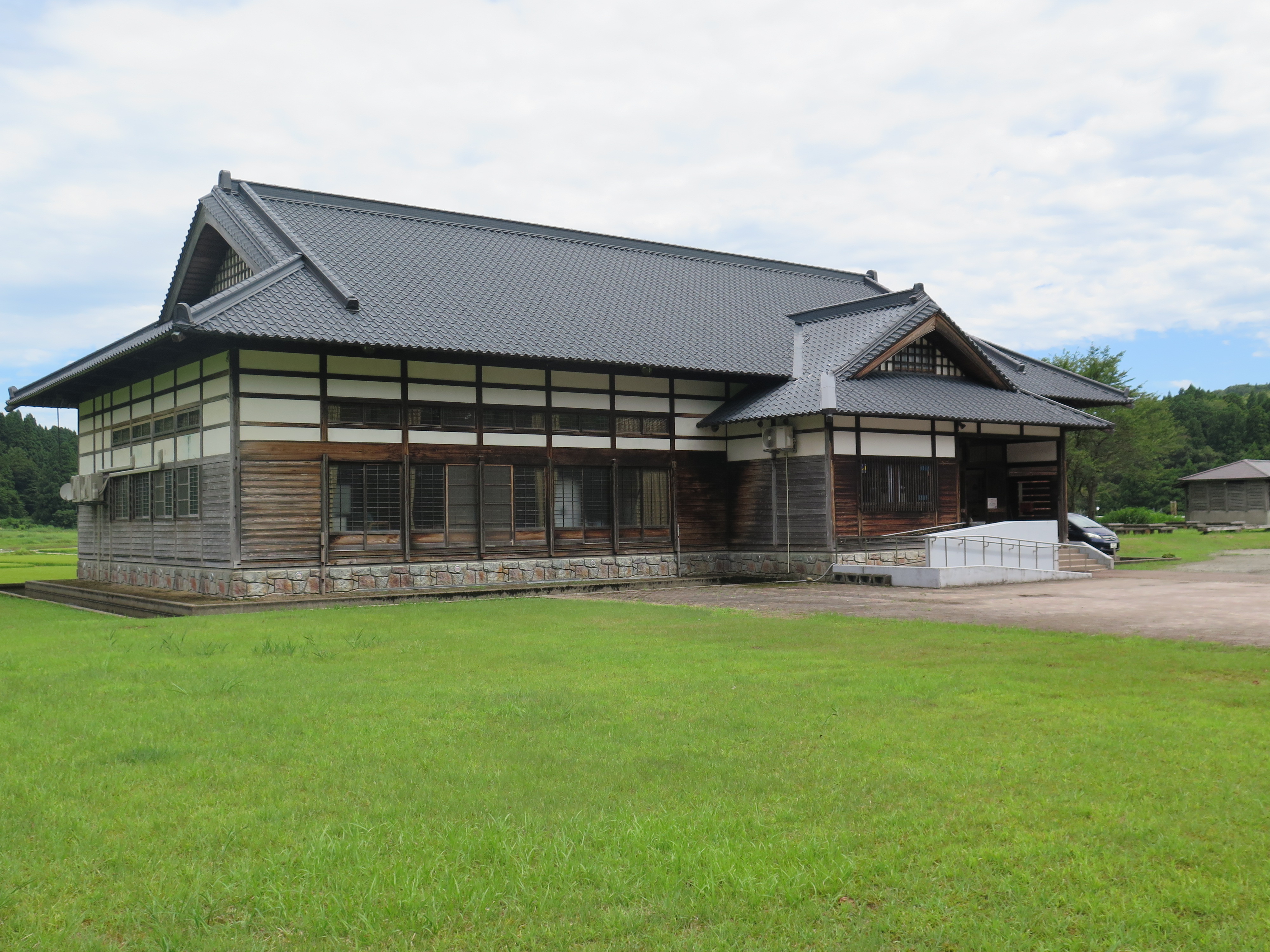 外観 | 新潟県内の美術館・博物館等の楽しみ方を紹介する情報サイト｜にい …
