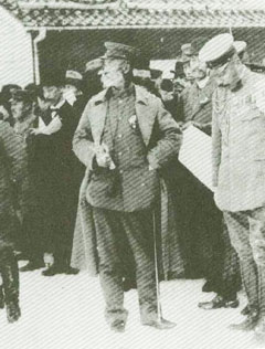 明治45（1912）年、高田で行われた日本初のスキー競技会の視察に訪れた乃木大将。