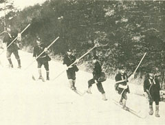 灰塚山でスキーを装着した高田郵便局集配人たち
