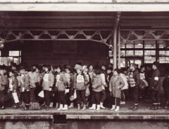 昭和40年代・スキー客で賑わう駅のホーム