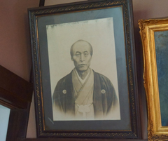 小澤家の初代当主・七三郎の肖像