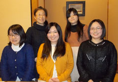 （前列左から）陽華 エミさん、鈴木 いこさん、下西 輝さん、（後列左から）温出 真巳さん、高橋 香さん。