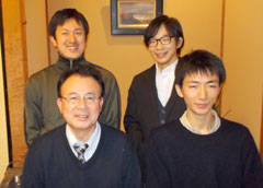 （前列左から）理事長の金巻 とよじさん、武石 尋海さん、（後列左から）堀 楽人さん、田中 えいじさん。