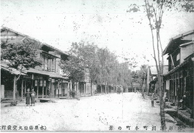 明治時代後期～大正時代に撮影された“とんぼ”が映る津川の街並み