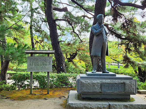 白山公園を造った楠本正隆像