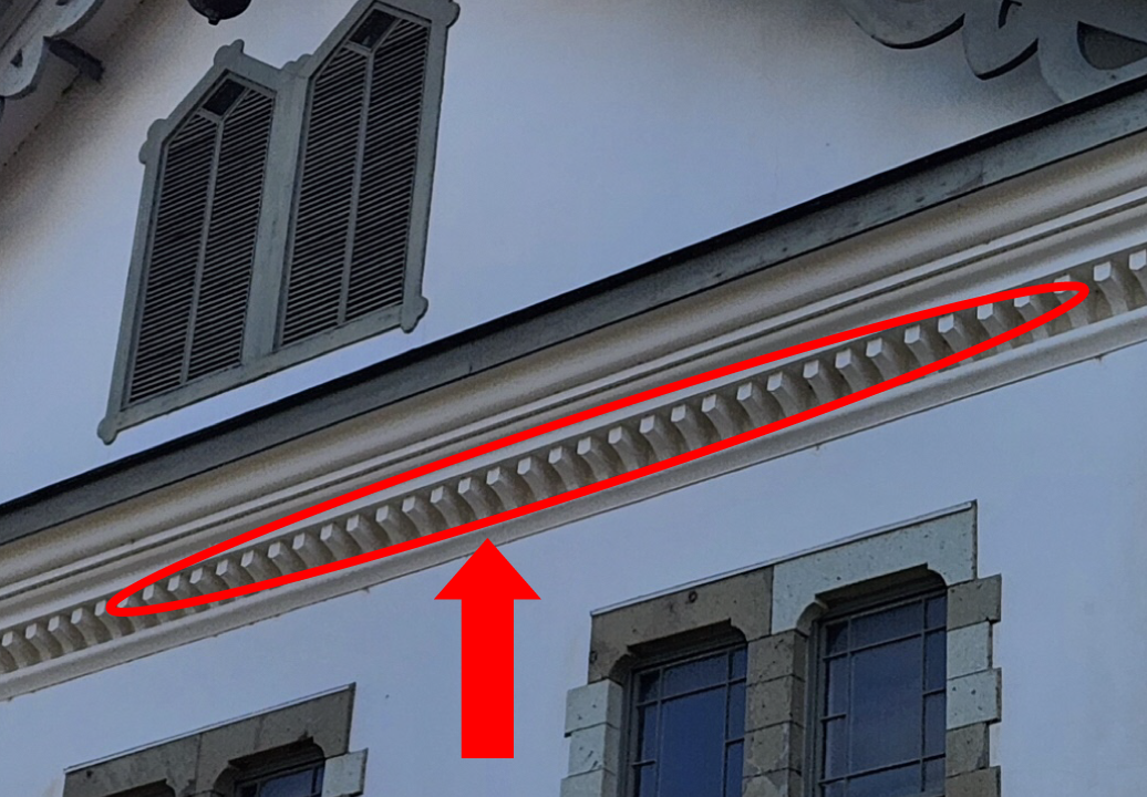 ２階と屋根の間に施された歯形飾りのある軒蛇腹