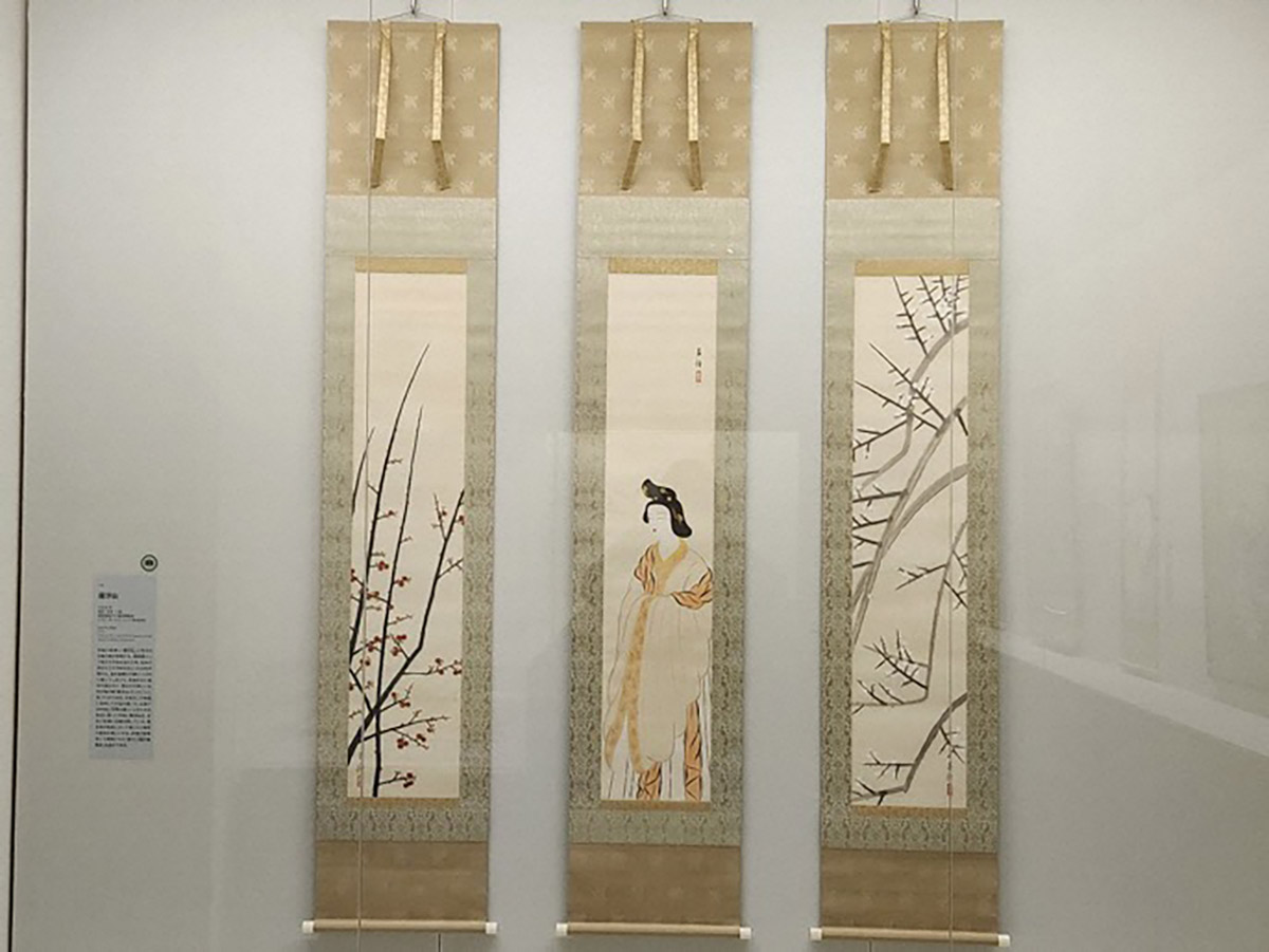 大正６年（1917）の作品「羅浮仙（らふせん）」三幅対形式で描かれ、中央に羅浮仙、左右に紅梅と白梅が配されています