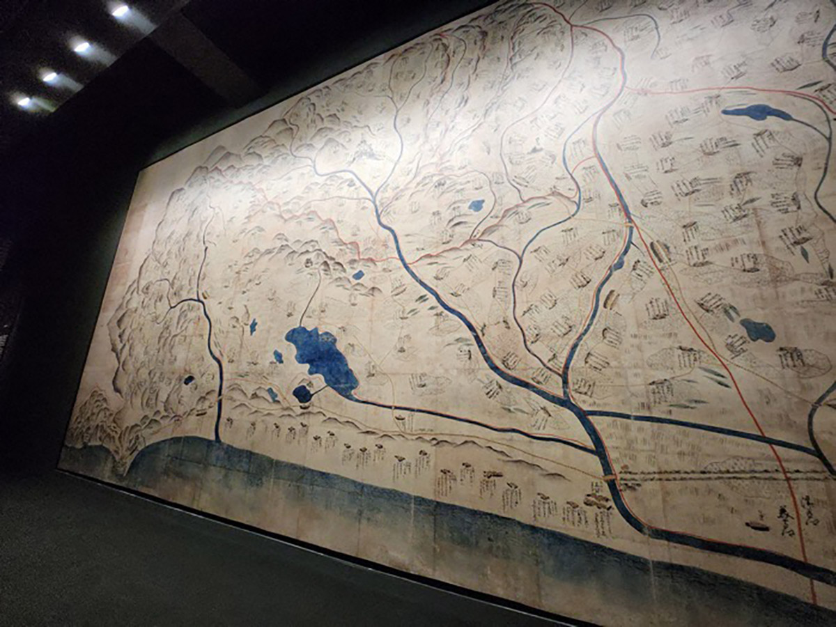 壁一面を覆う「越後国頸城郡絵図（複製）」約430年前に描かれました