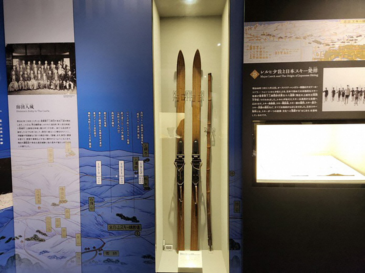 「レルヒ少佐と日本スキー発祥」レルヒ少佐が日本に伝えた当時の一本杖のスキーの道具が展示されています