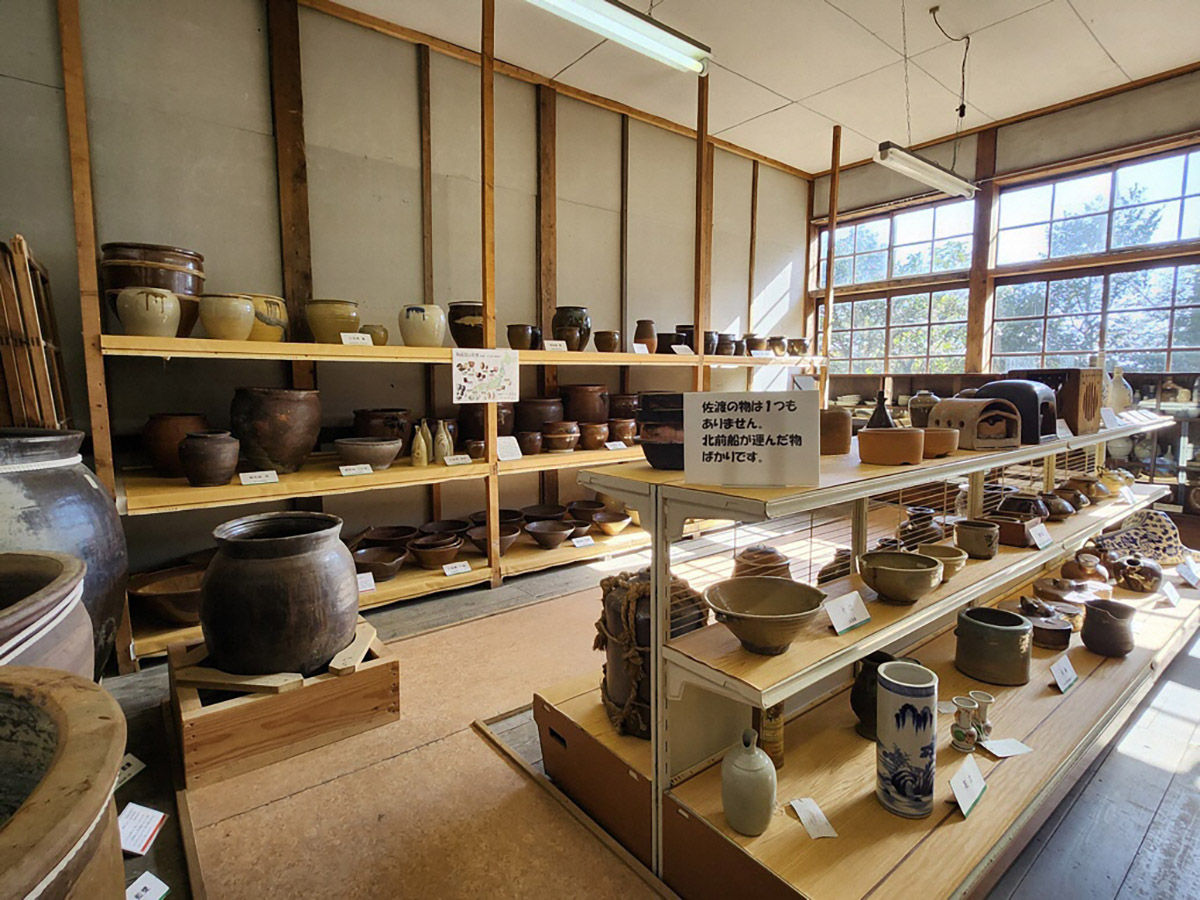 陶器の展示室には「佐渡のものはひとつもありません」と表記がされています全国各地から運ばれてきたものばかりです