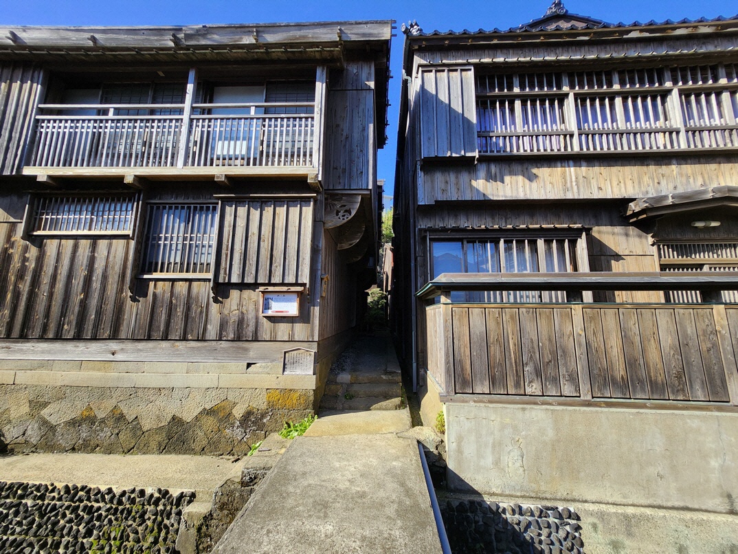 軒下飾りの家で知られる「伊三郎」（左側）宿泊施設として明治25年（1892）に建築された 千石船の船頭の家をそのまま利用しています