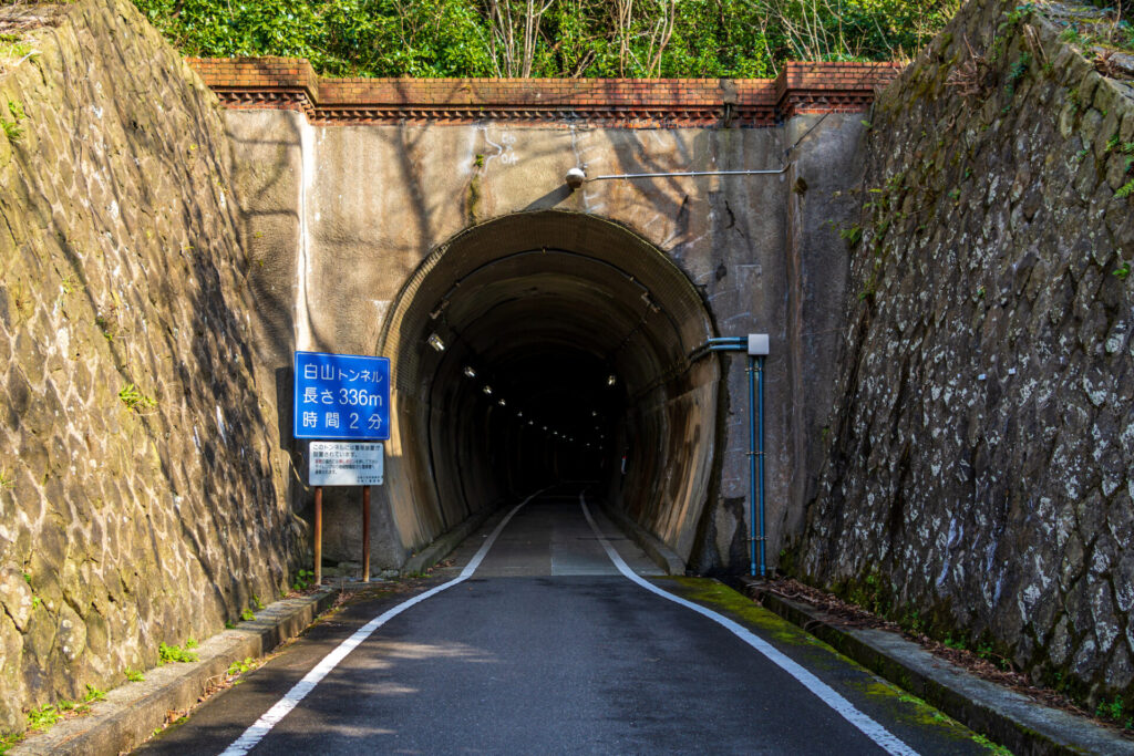 元々煉瓦造りのトンネルですが、現在は補強のために入口やトンネル内部は保護が施され､煉瓦は見えません。けれど注目は入口上部の「笠石（かさいし）」と呼ばれる部分。三角や四角の煉瓦を並べた装飾があります。