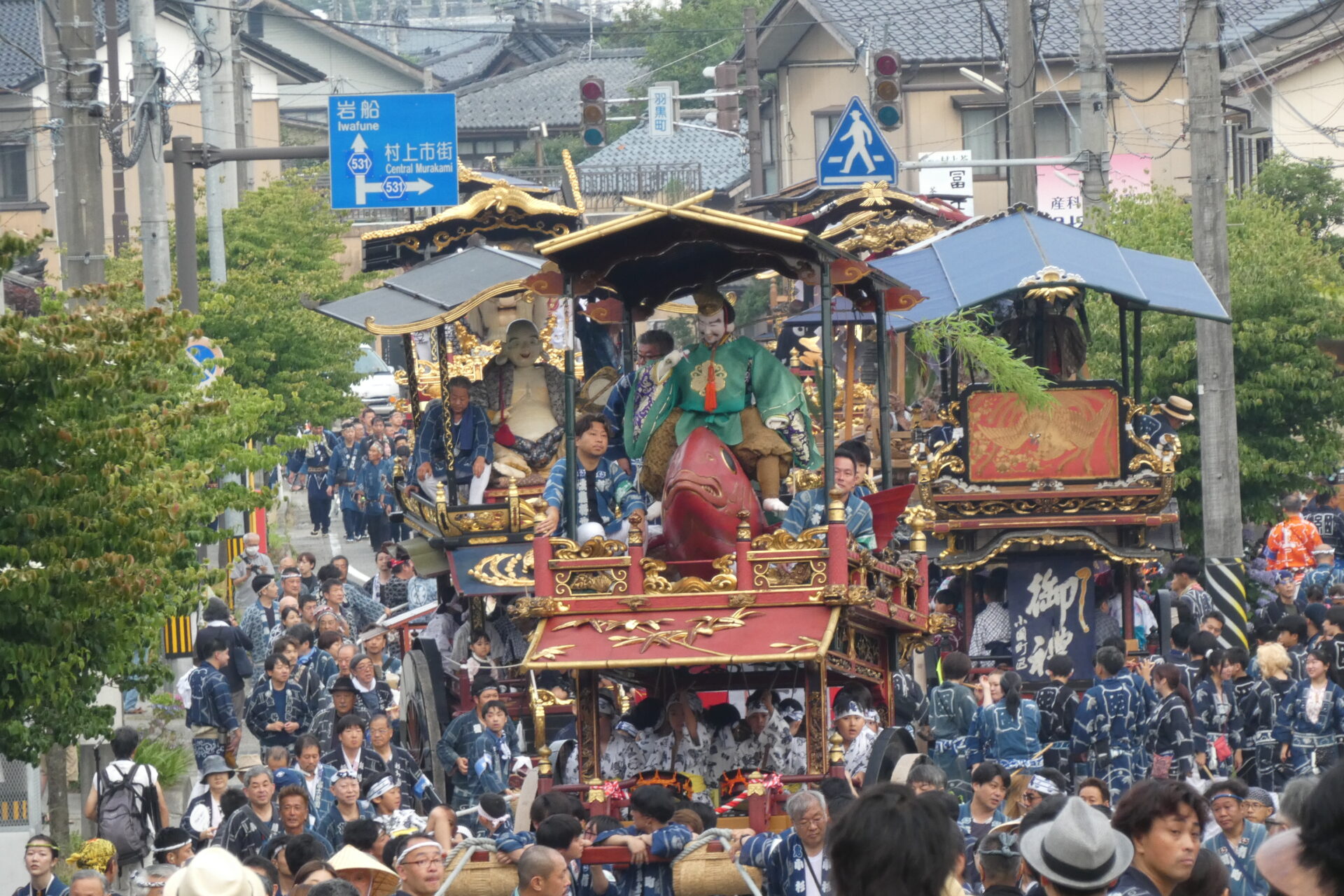 file-187　城下町を彩る19台の豪華「おしゃぎり」。ユネスコ無形文化遺産・村上大祭が未来へ繋ぐもの